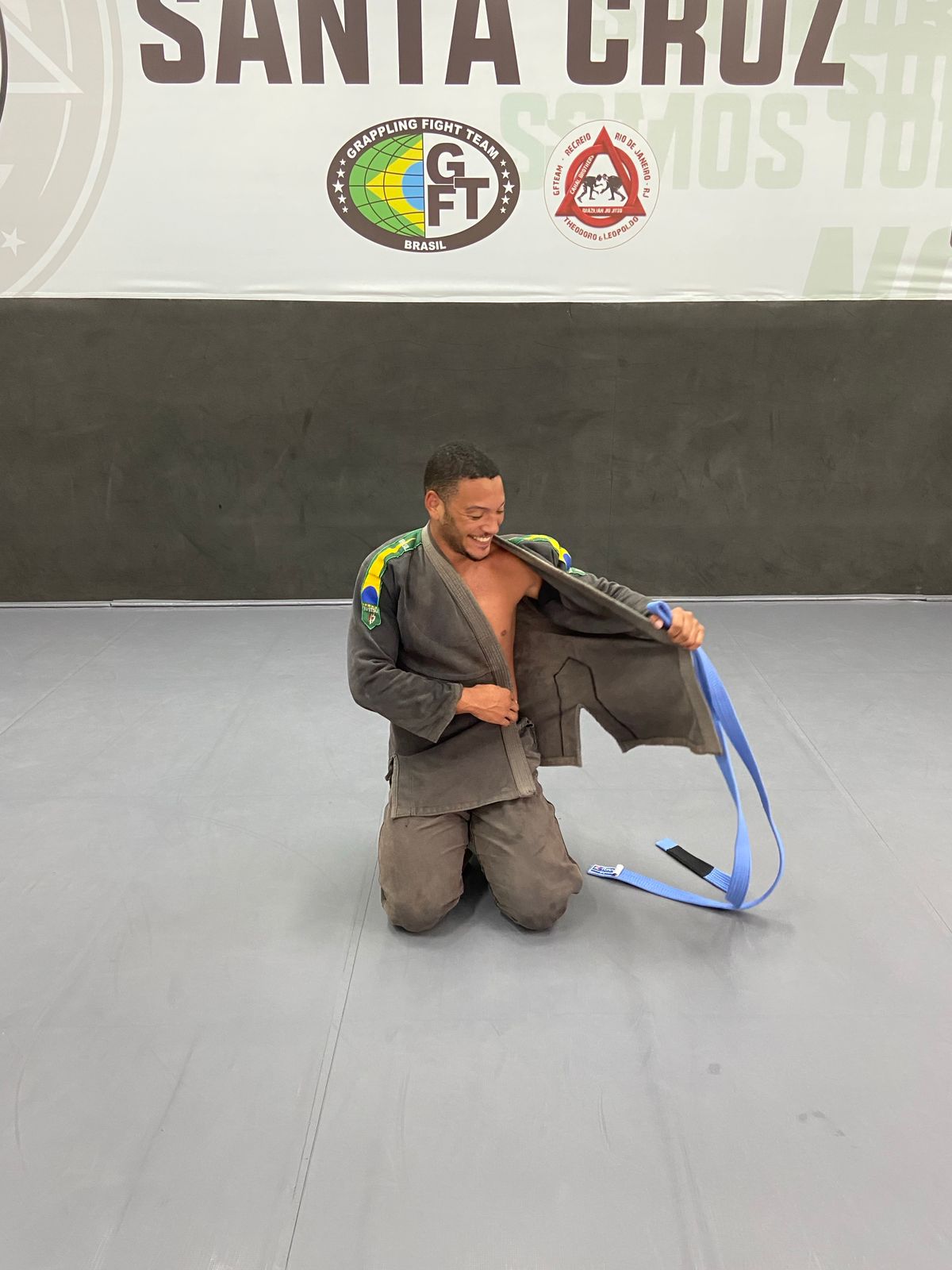 Matheus recebe a faixa azul de Jiu-Jitsu